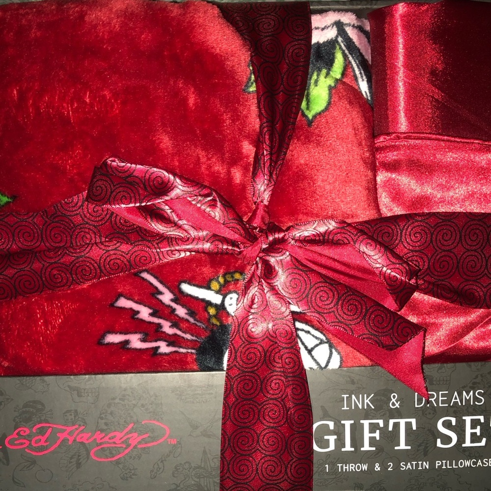Ed Hardy Red Blanket and Pillowcase Set - Picture 2 of 9